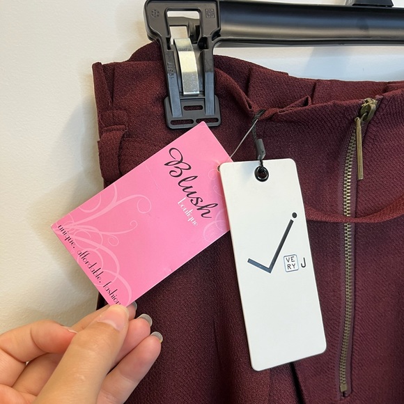 Very J Skirt with a Leather Trim that’s New with Tags. SM - Picture 5 of 9